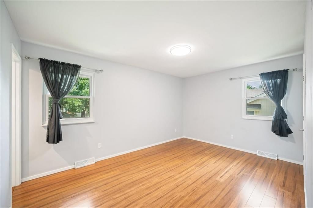 Photo 14 of 33 - 417 Stonewall Drive, Blue Springs, MO 64014