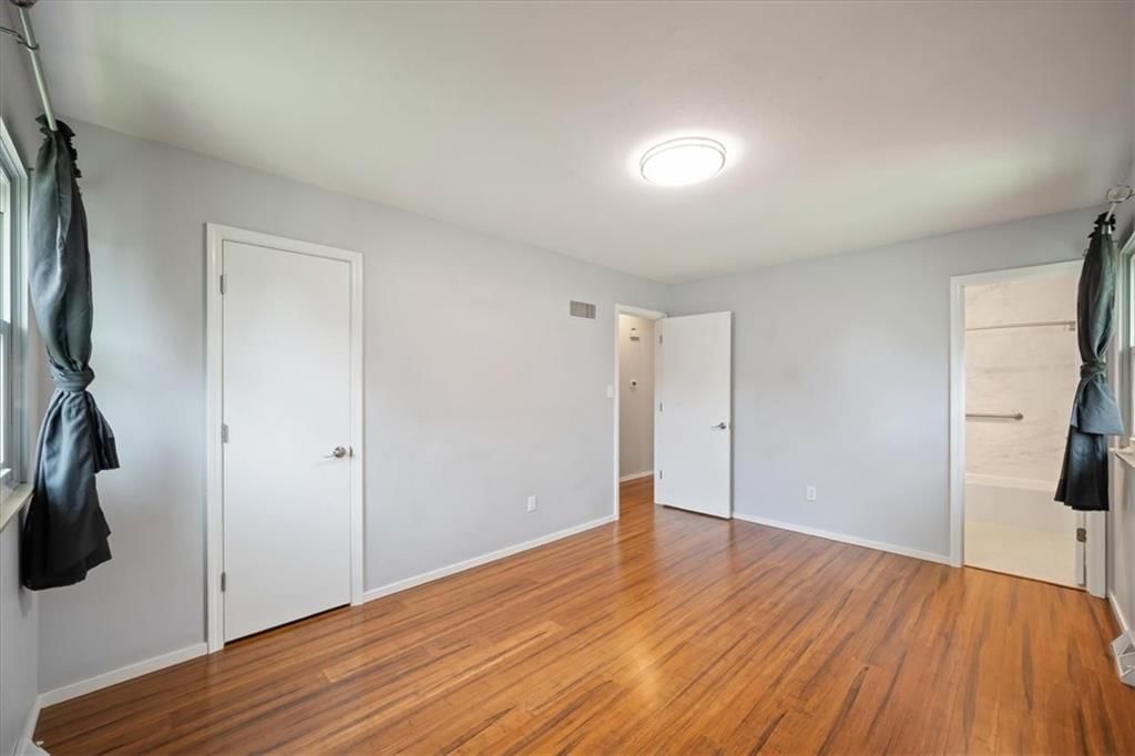 Photo 15 of 33 - 417 Stonewall Drive, Blue Springs, MO 64014
