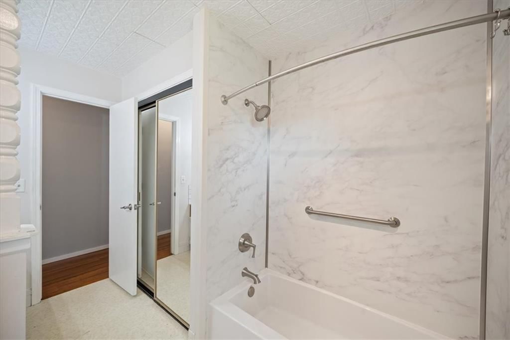 Photo 18 of 33 - 417 Stonewall Drive, Blue Springs, MO 64014