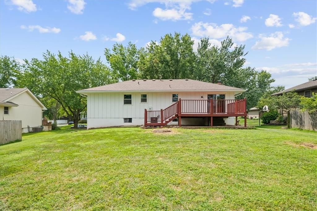 Photo 25 of 33 - 417 Stonewall Drive, Blue Springs, MO 64014