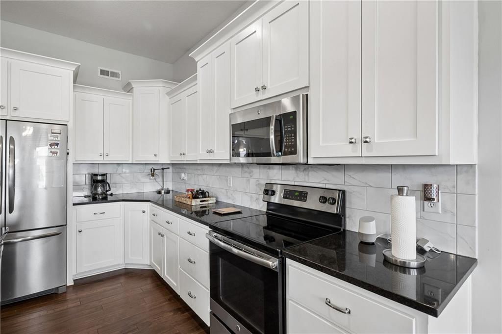 10533 N Randolph Avenue — photo 13