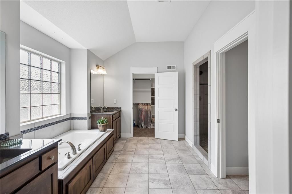 10533 N Randolph Avenue — photo 19