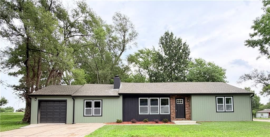 605 NE Douglas Street — photo 1