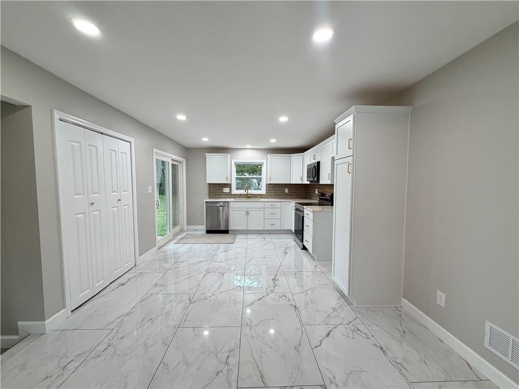 605 NE Douglas Street — photo 11