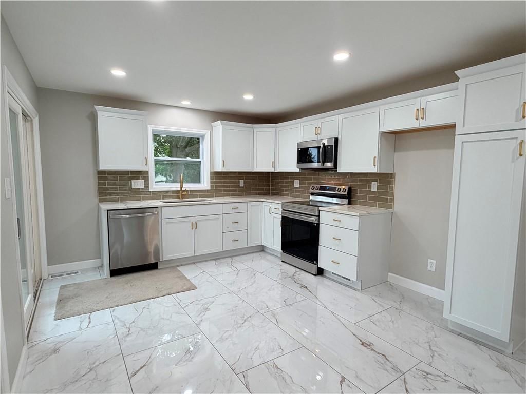 605 NE Douglas Street — photo 12