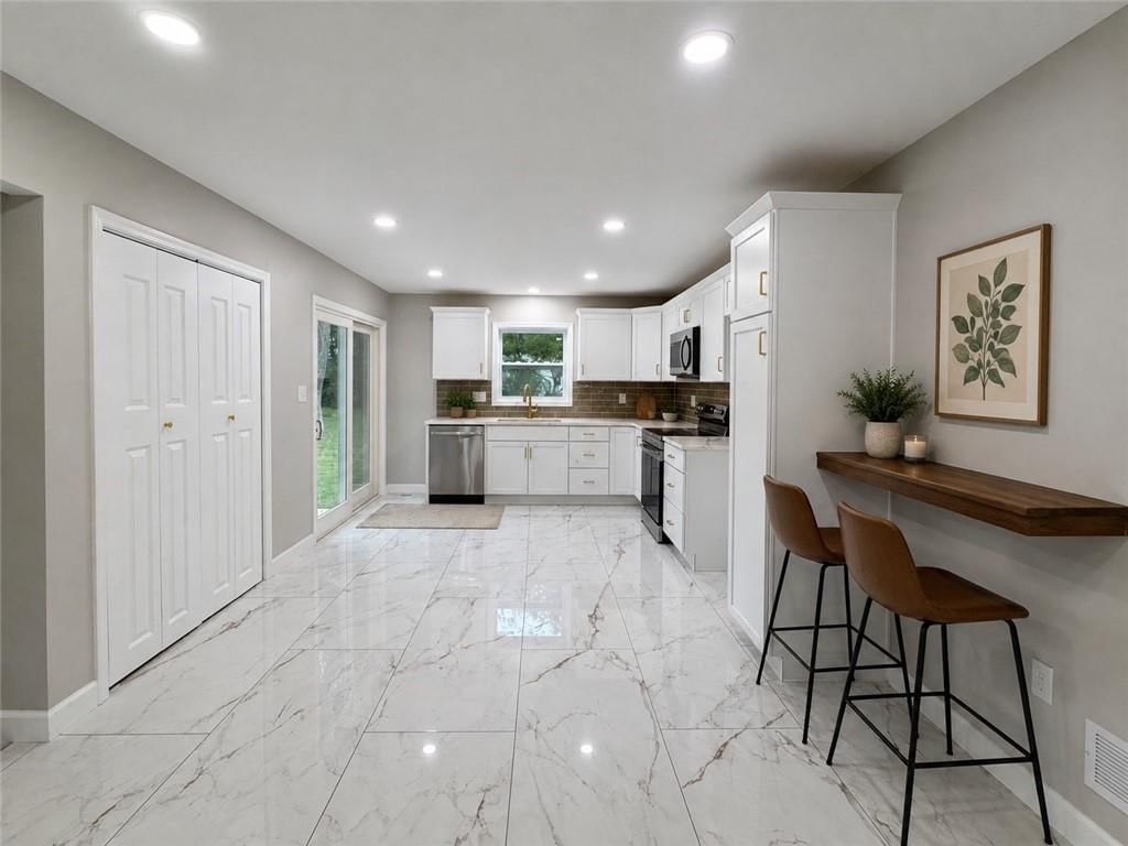 605 NE Douglas Street, Lee's Summit, MO