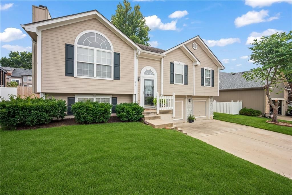 612 NE Cumberland Drive — photo 1