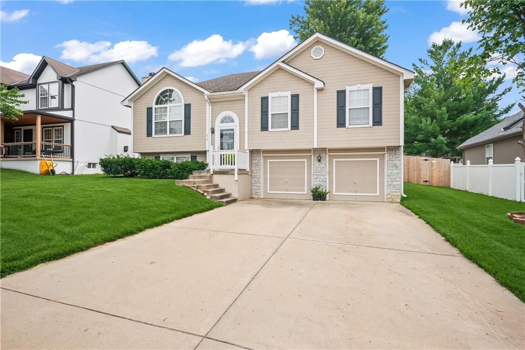 612 NE Cumberland Drive — photo 2