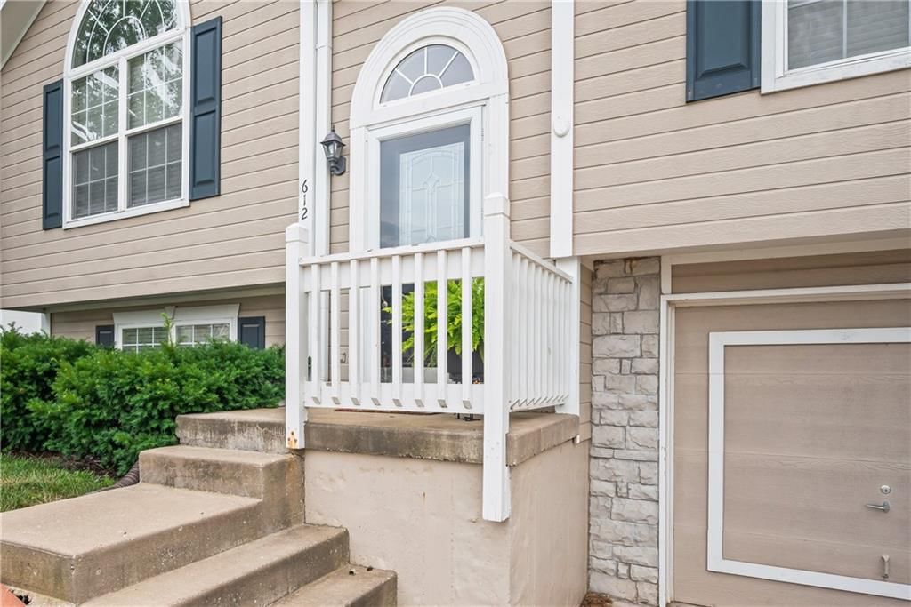 612 NE Cumberland Drive — photo 3