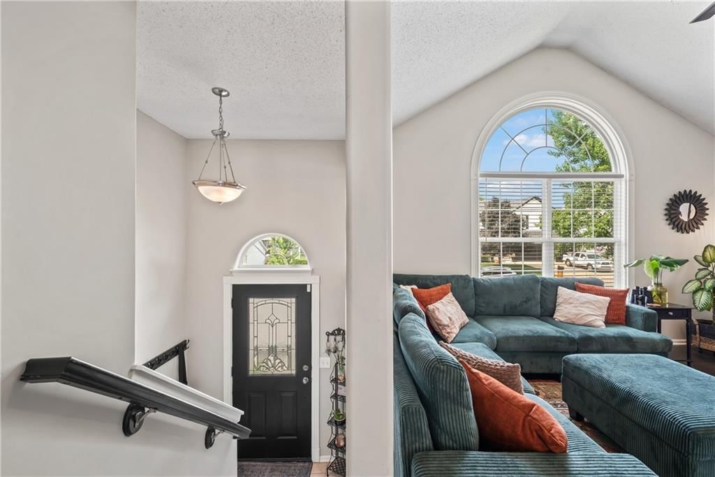 612 NE Cumberland Drive — photo 4