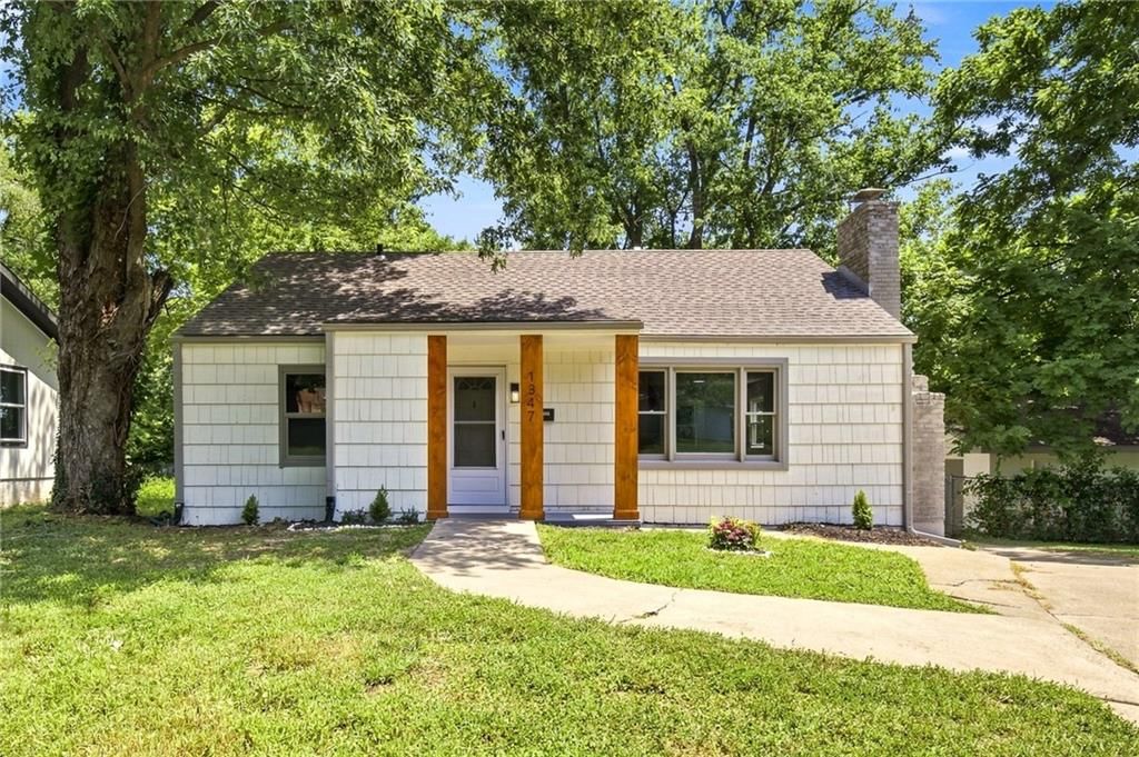 1347 S Hocker Avenue — photo 1