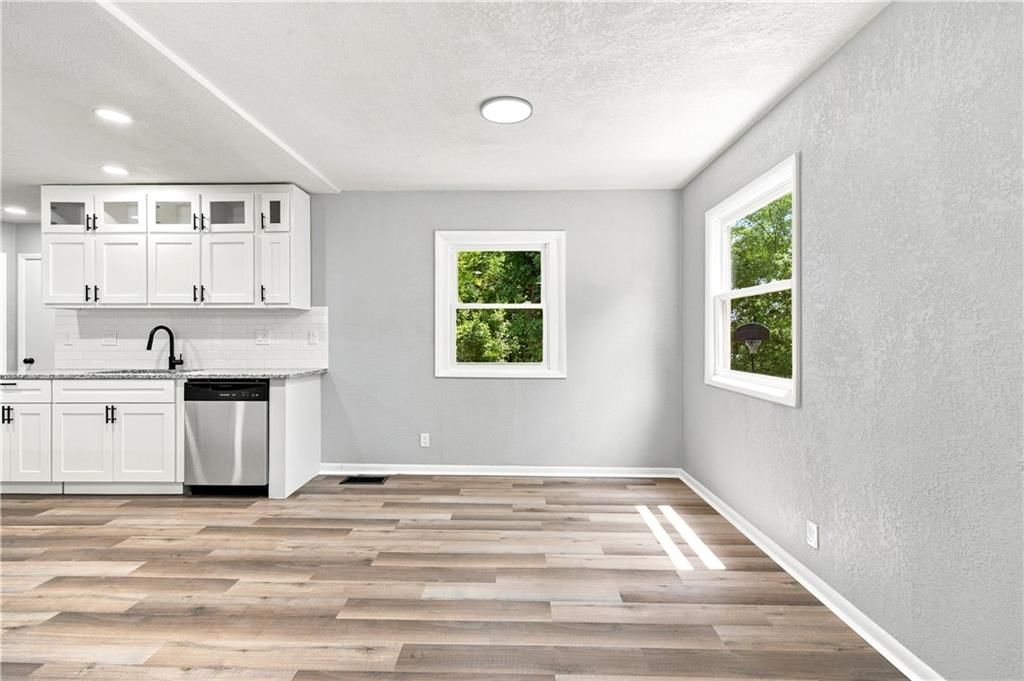 1347 S Hocker Avenue — photo 9