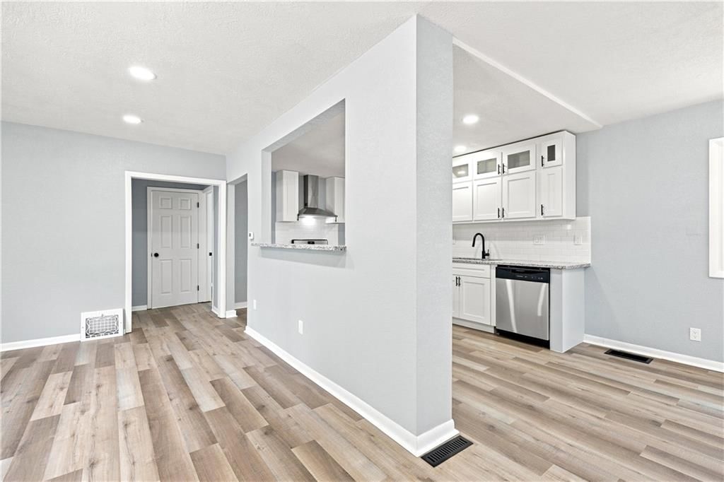 1347 S Hocker Avenue — photo 10
