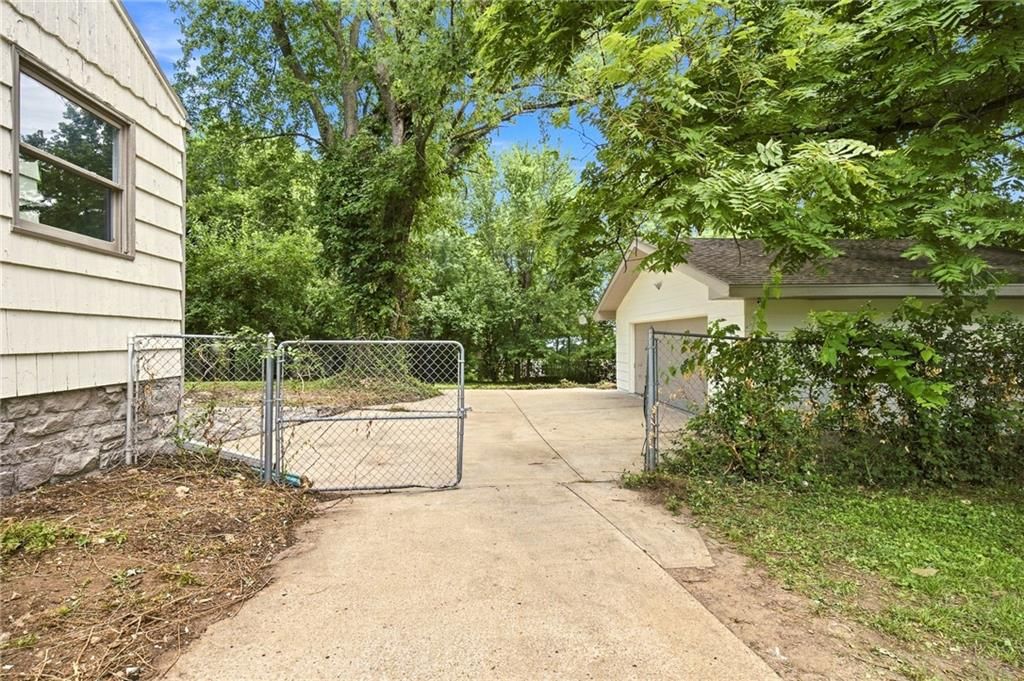 1347 S Hocker Avenue — photo 31