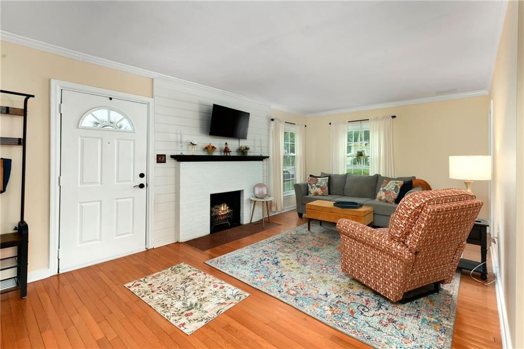 Photo 5 of 36 - 415 NE Moreland Drive, Oakwood Park, MO 64118