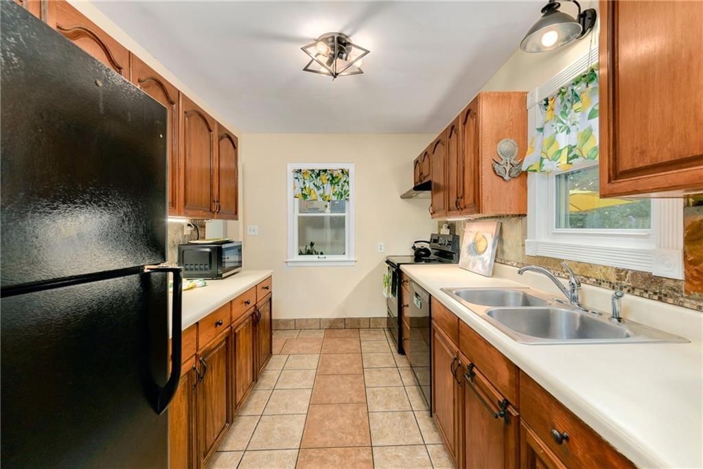 Photo 12 of 36 - 415 NE Moreland Drive, Oakwood Park, MO 64118