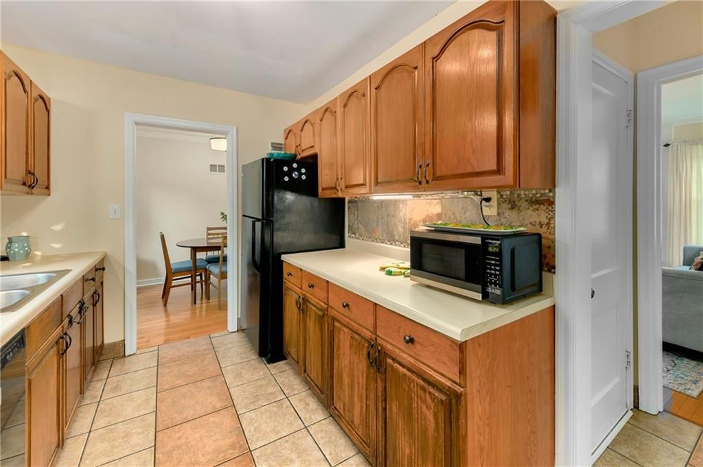 Photo 13 of 36 - 415 NE Moreland Drive, Oakwood Park, MO 64118