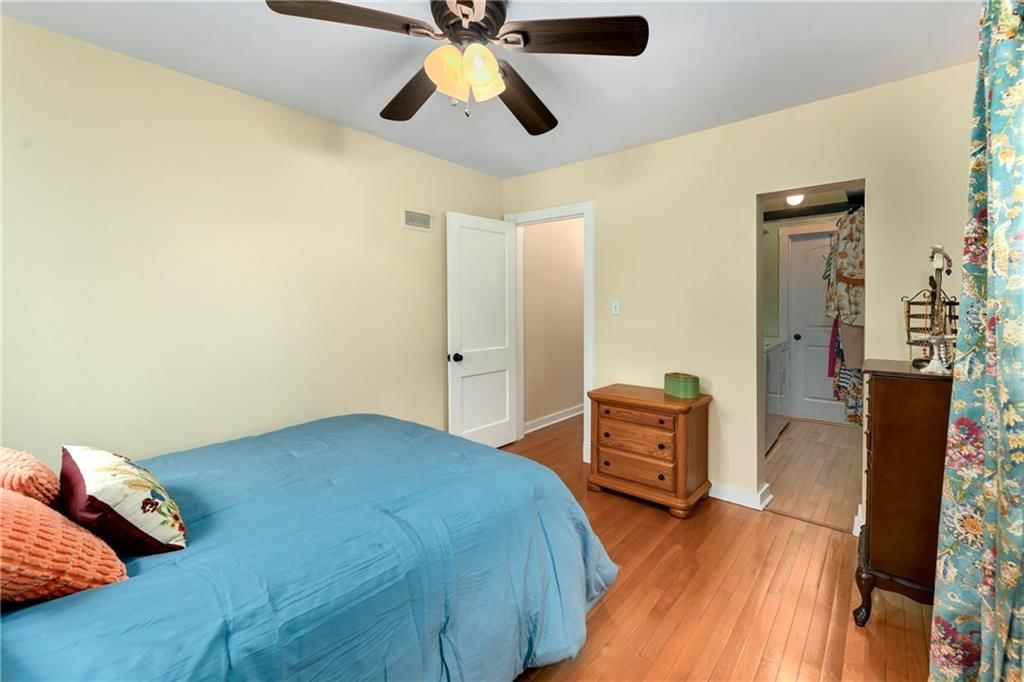 Photo 18 of 36 - 415 NE Moreland Drive, Oakwood Park, MO 64118