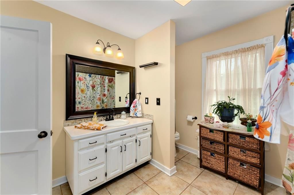 Photo 19 of 36 - 415 NE Moreland Drive, Oakwood Park, MO 64118