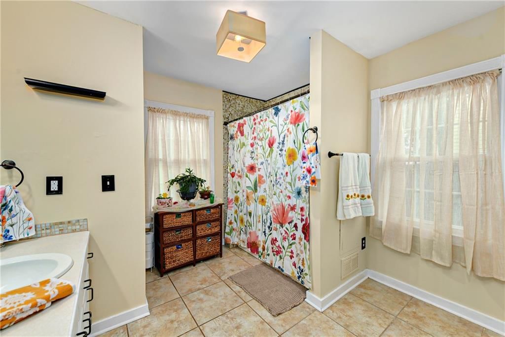 Photo 20 of 36 - 415 NE Moreland Drive, Oakwood Park, MO 64118