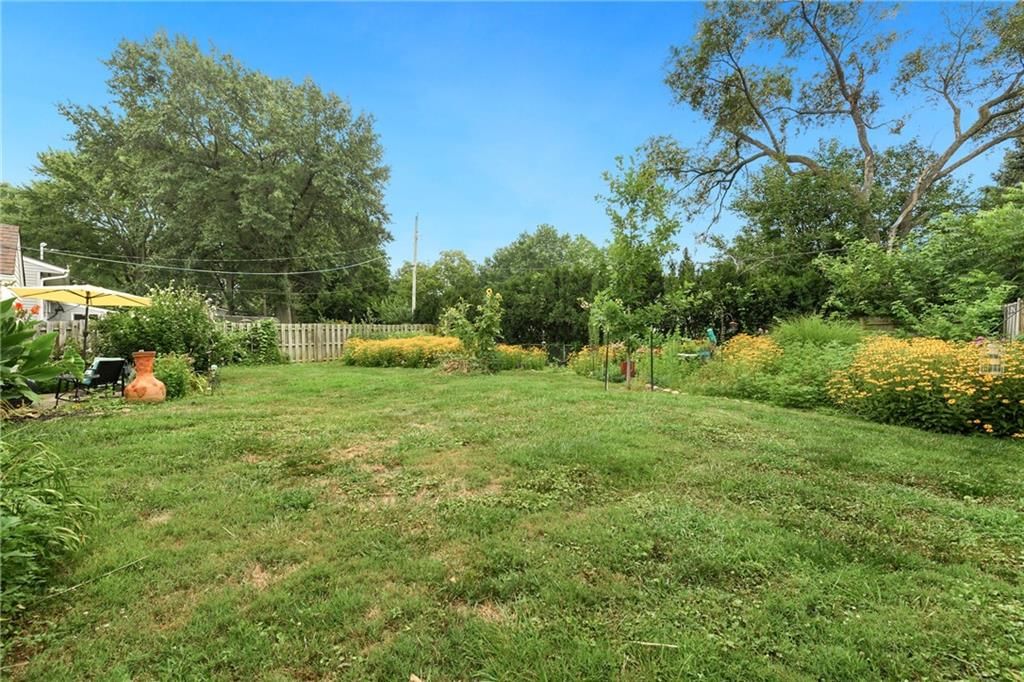 Photo 28 of 36 - 415 NE Moreland Drive, Oakwood Park, MO 64118