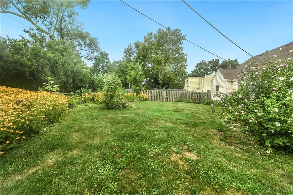 Photo 33 of 36 - 415 NE Moreland Drive, Oakwood Park, MO 64118
