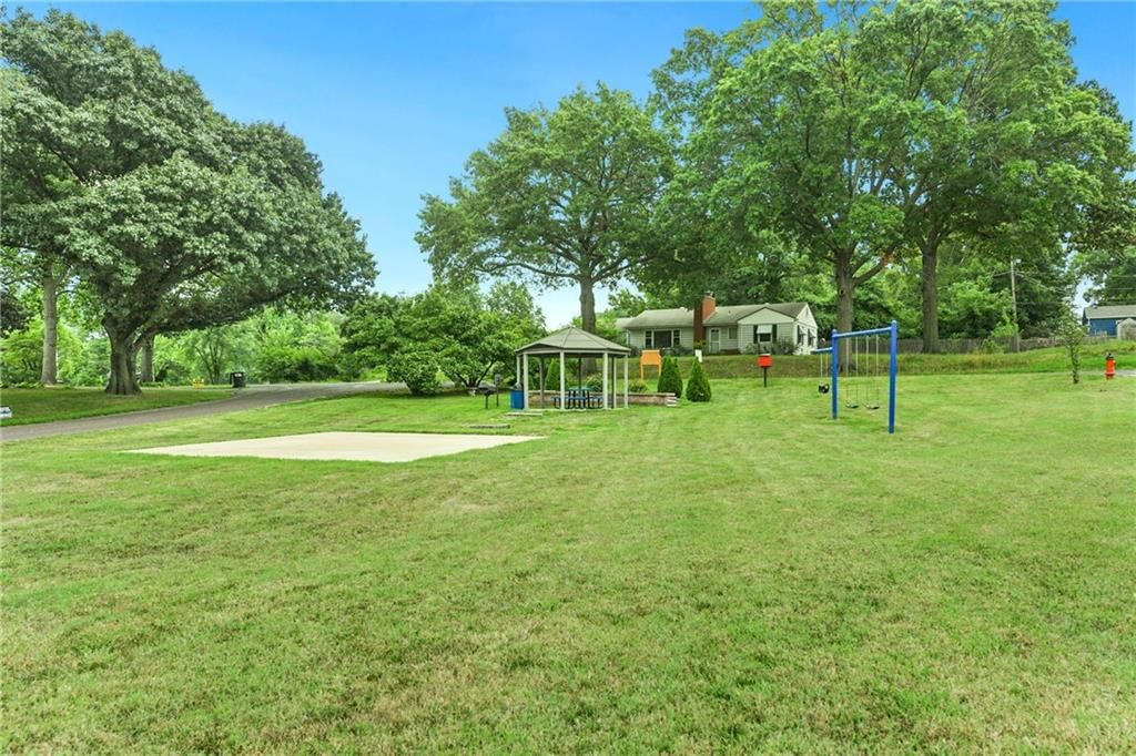 Photo 36 of 36 - 415 NE Moreland Drive, Oakwood Park, MO 64118