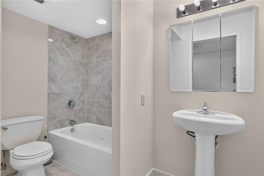 600 E 8th Street — photo 14
