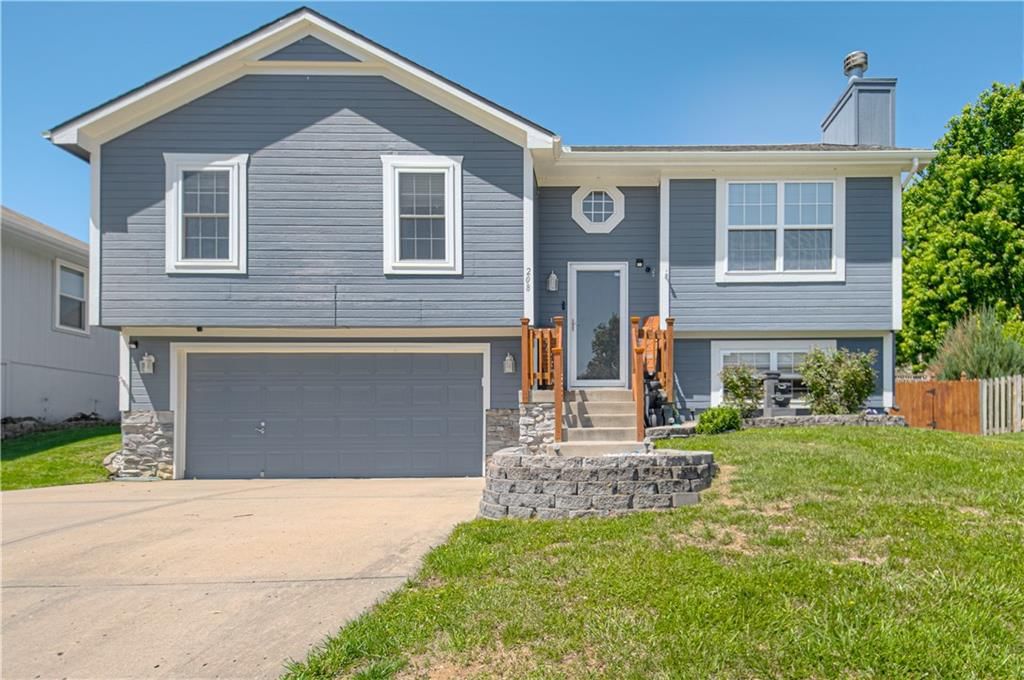208 Hampton Drive — photo 2