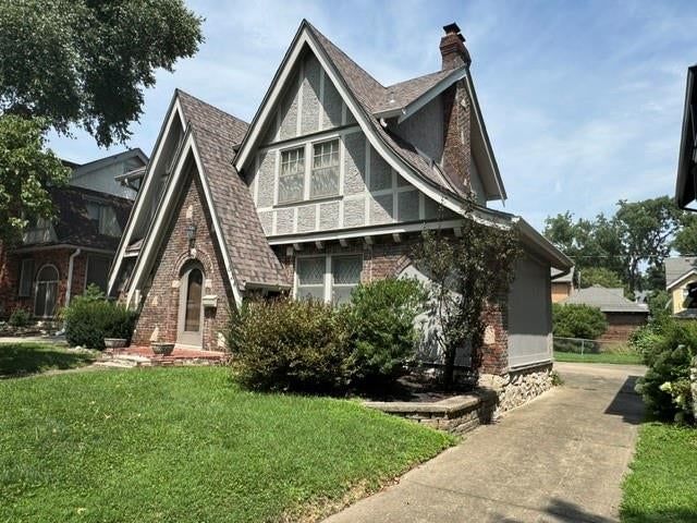 624 E 71st Terrace — photo 2