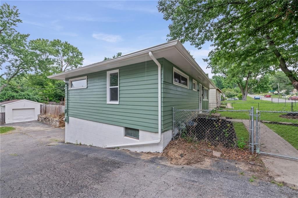 4504 Wood Avenue — photo 3