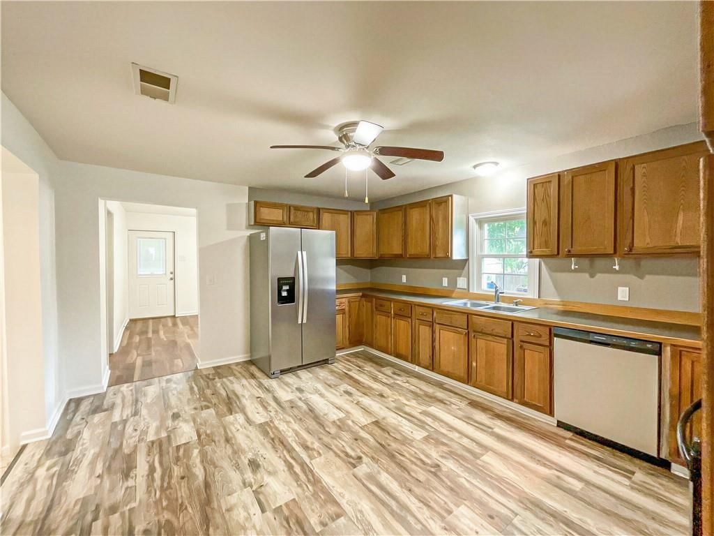 412 E Saline Street — photo 9