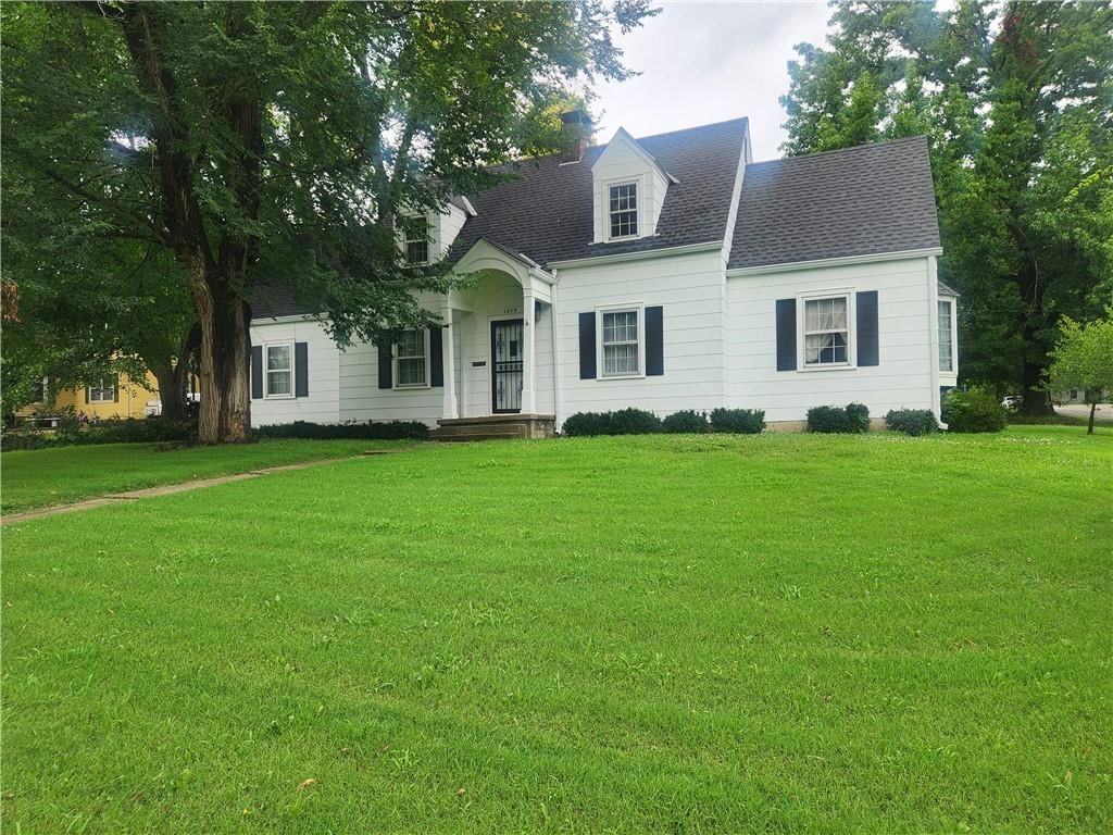 1204 E Walnut Street — photo 1