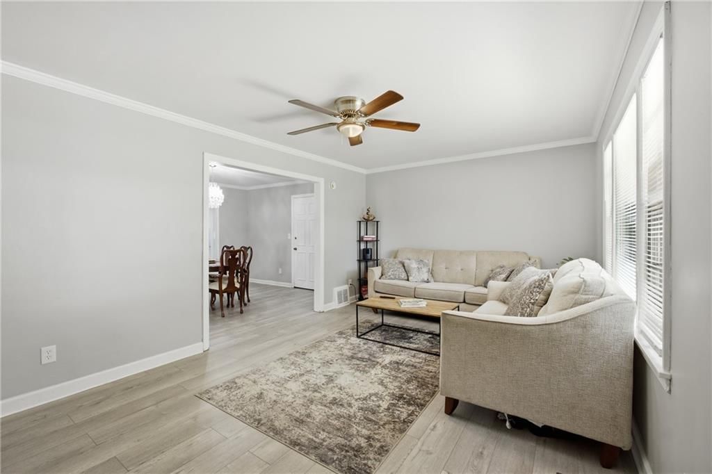 Photo 5 of 20 - 5736 Woodson Street, Mission, KS 66202