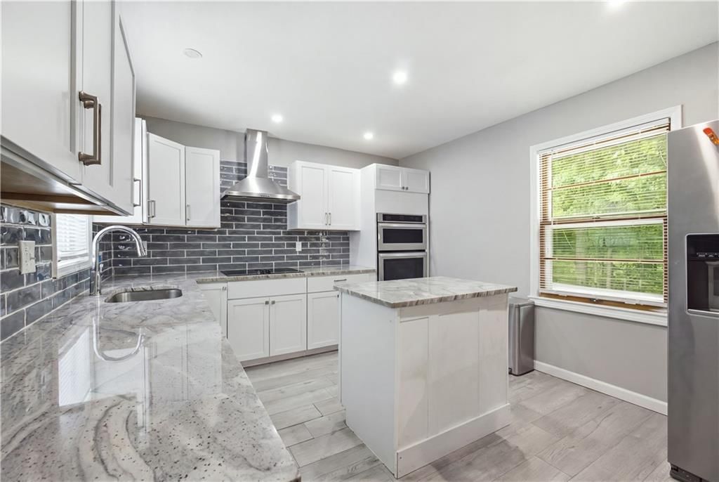 Photo 8 of 20 - 5736 Woodson Street, Mission, KS 66202