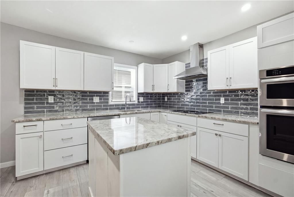 Photo 9 of 20 - 5736 Woodson Street, Mission, KS 66202