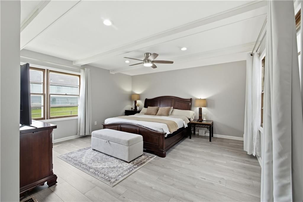 Photo 10 of 20 - 5736 Woodson Street, Mission, KS 66202