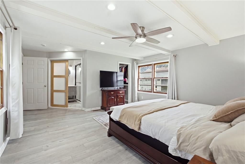 Photo 11 of 20 - 5736 Woodson Street, Mission, KS 66202