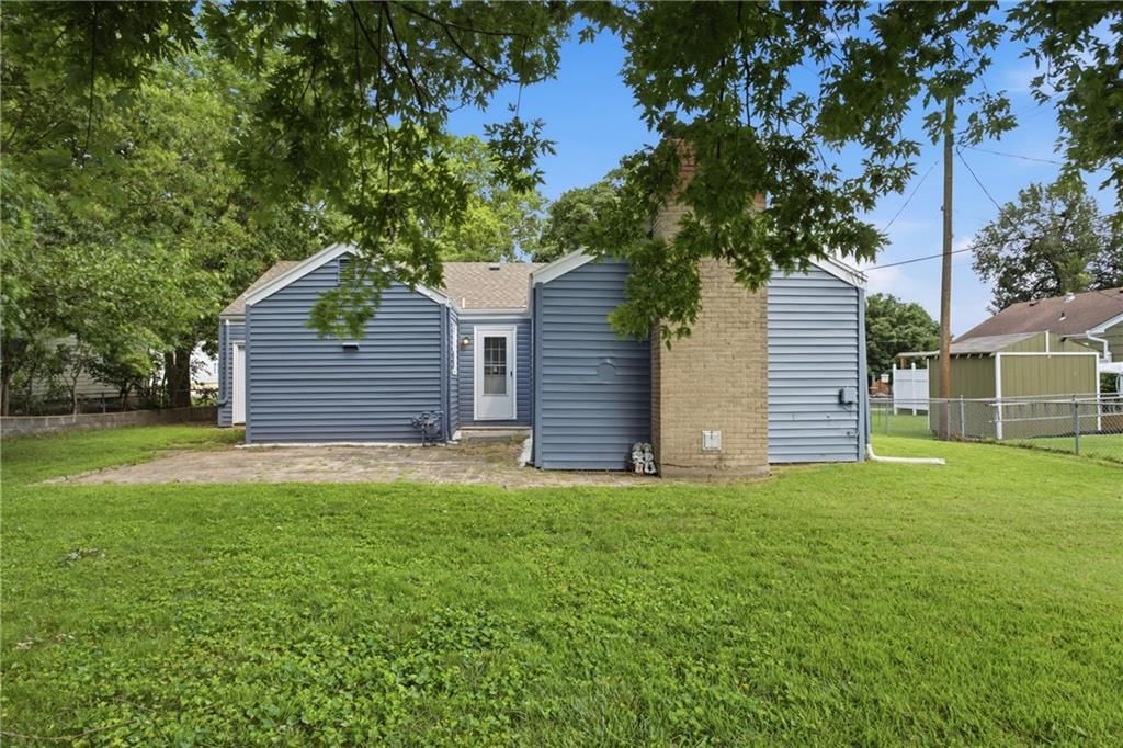 Photo 18 of 20 - 5736 Woodson Street, Mission, KS 66202