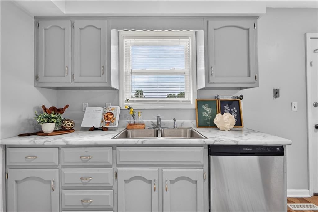 1225 W Sheridan Street — photo 14
