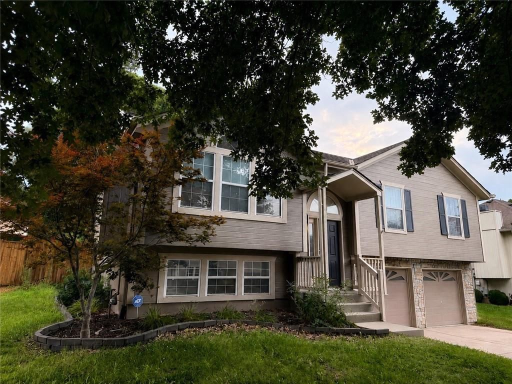 524 NE Topaz Drive — photo 1