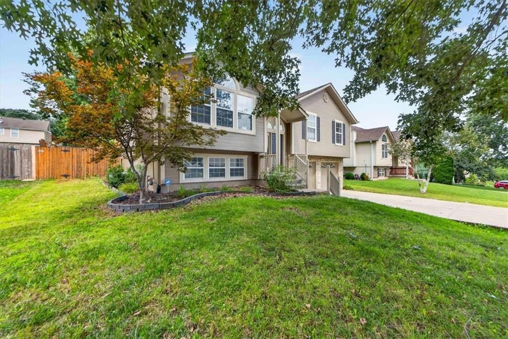 524 NE Topaz Drive — photo 3