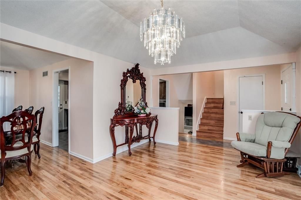 Photo 6 of 35 - 9130 W 92nd Terrace, Overland Park, KS 66212