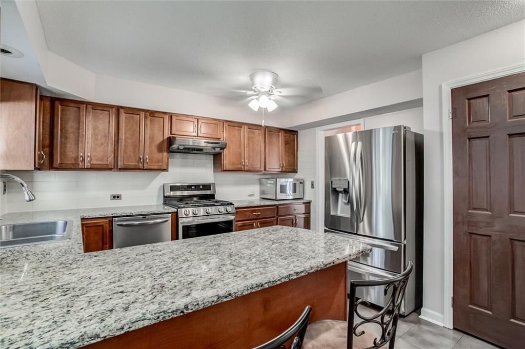 Photo 10 of 35 - 9130 W 92nd Terrace, Overland Park, KS 66212