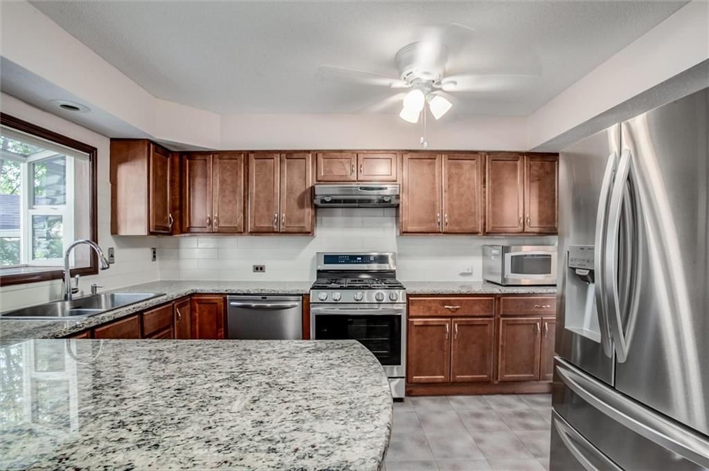 Photo 11 of 35 - 9130 W 92nd Terrace, Overland Park, KS 66212