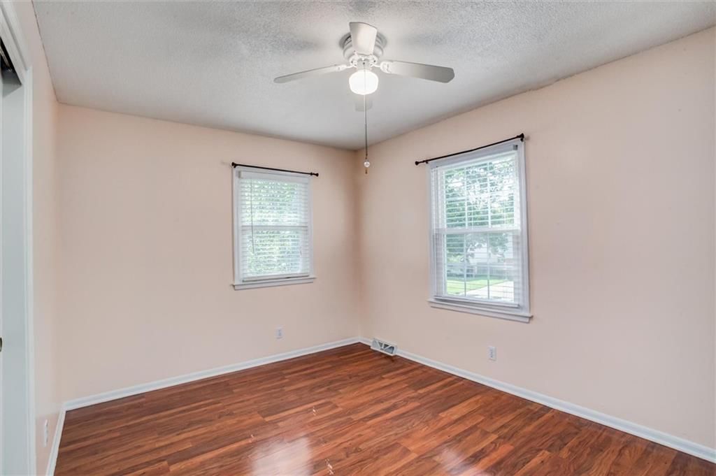 Photo 14 of 35 - 9130 W 92nd Terrace, Overland Park, KS 66212