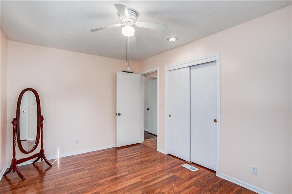 Photo 15 of 35 - 9130 W 92nd Terrace, Overland Park, KS 66212