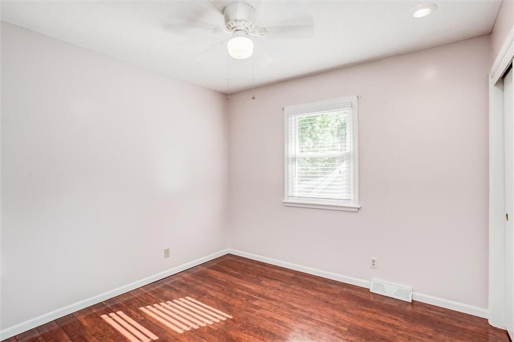 Photo 16 of 35 - 9130 W 92nd Terrace, Overland Park, KS 66212