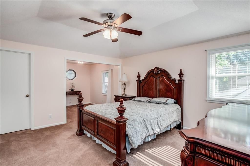 Photo 17 of 35 - 9130 W 92nd Terrace, Overland Park, KS 66212