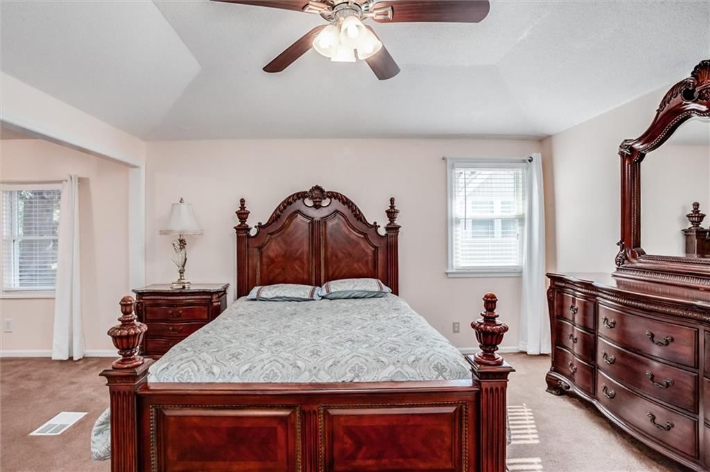 Photo 18 of 35 - 9130 W 92nd Terrace, Overland Park, KS 66212